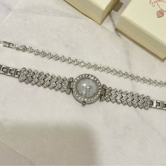 Elegant Silver Women's Watch and Bracelet Set - Picture 7 of 7